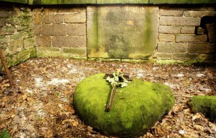 Robin Hoods grave 8